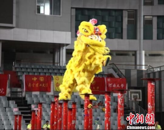 南狮自选套路比赛。　郑晓波 摄