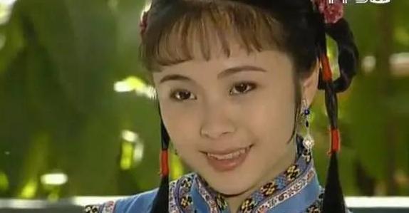  她与大23岁影帝相爱8年却遭抛弃 被指小三转正婚礼不见新郎  在娱乐圈中有这样一种女演员，她们扮起丑来能丑哭观众，而素颜起来又能美哭众人，这也许就叫真正的演技派美女，比如杨若兮。也许你不是很熟悉这个名字，但你肯定看过她演的电视剧，属于那种“看着脸熟却叫不上名”系列。这几年她渐渐隐退娱乐圈，安心相夫教子享受家庭生活，也算是历经坎坷之后终于收获了幸福。  杨若兮是个人如其名的曼妙女子，身材娇小五官水灵，一张小圆脸加一对酒窝，笑起来十分甜美。虽然自15岁出道以来拍了五六十部类型多样的影视剧，但大家对她主要印象还是集中在古装片上，毕竟古典气质太出众，饰演的角色也都深入人心。比如18岁在《康熙微服私访记1》里饰演小丫鬟坠儿，古灵精怪又温柔纯情：  2000年在《康熙微服私访记3》里一人分饰两姐妹：铁珠儿&铁铃儿，两个角色都拿捏得十分到位：  同一年又和张国立合作演了《财神到》，在里面饰演戏份颇重的宝妹，笑起来俏皮可爱：  除此之外，她还是《三少爷的剑》里演了苗小丽、《济公传奇》里的林富贵、《大醉侠》里的米小婉，《剑出江南》里的晓萤郡主……直到2003年，她才迎来自己的第一部正式女主角的戏《素女的故事》，在里面饰演素女何仙姑。  在杨若兮的演员生涯中，首先要感谢的可能是张国立，当年她被张国立力捧，所以之后才在古装剧中大放异彩。其次，她还得感谢著名演员刘威，据悉很多电视剧都是刘威利用自己的资源帮她牵线搭桥的。张国立和她是单纯的伯乐与千里马的关系，而刘威和她当时则是恋人关系。  刘威出生于1957年，31岁凭借《关中女侠》获得第8届中国电影金鸡奖最佳男主角提名以及第10届小百花奖故事片优秀男主角，35岁凭借出演《唐明皇》中的李隆基获得第10届金鹰奖视帝，45岁凭借《疑案忠魂》获得第10届华表奖影帝，是个诸多桂冠加身的实力派男演员。而杨若兮比刘威小23岁，他拿影帝的时候她才刚刚获得演女一号的机会，两人不管是年龄还是名气，都相差甚远。所以当两人的恋情一曝光，随即引起巨大的轰动。  不过，这段忘年恋持续了快8年，最后却以一种出人意料的方式惨淡收场了。2007年，在刘威担任制片人的电视剧《北平往事》发布会上，杨若兮大声宣布“我和刘威分手了”，随后泣不成声大哭了一场。原来，刘威当时突然消失，只留下一封信就去了美国，连电话号码也换了，杨若兮根本联系不到他。直到第二年刘威带着妻子儿子重新曝光，杨若兮才有了他的消息。对于两人分手的原因，有传闻称是因为刘威年纪已大想要结婚生子，但杨若兮正年轻想要打拼事业，刘威无奈远走美国，不过这个说法并未获得当事人正面回应。  男友突然失踪，8年恋情说完就完，再听到消息对方已经结婚生子，这对任何一个女人来说都是晴天霹雳。杨若兮为此消沉很久，一度暴瘦，还传出过看破红尘要出家的新闻。后来她慢慢从感情煎熬中走出来，但接下来的一段感情却又让她陷入舆论漩涡。  据悉，2009年杨若兮拍了电视剧《历史的进程》，导演是连奕名，而当时连奕名刚好在闹离婚，因此外界纷纷传言是因为杨若兮插足。2年后，杨若兮确实和连奕名低调结婚了，所以“小三说”传得更加凶猛了，许多知名媒体都报道了此事：  更离奇的是，杨若兮与连奕名举行婚礼时，媒体报道称整个婚礼现场没有摆放一张新人的结婚照片，连新郎也不知所踪，只剩杨若兮独撑场面，最后其他媒体纷纷跟风转发报道，“杨若兮小三转正婚礼却不见新郎”的标题漫天飞。随后，连奕名工作室发出一张声明，承认其本人确实已经和杨若兮完婚，但“婚礼不见新郎”却是子虚乌有的谣言：  小三不小三外人不好评说，毕竟娱乐圈分分合合的故事太多，无论谁对谁错，如今时过境迁都没有追究的必要，生活还是要向前看。而对于杨若兮来说，经历了一段痛不欲生的感情之后终于收获了一份安稳的幸福，如今还当了母亲，也算是苦尽甘来了，祝福她！