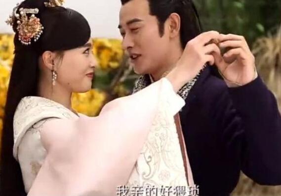 罗晋蹲地为唐嫣整理鞋子 从这一动作看出糖糖没有爱错人