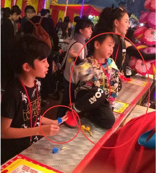 张柏芝陪两个儿子过圣诞获赞好妈妈 却因这个举动被指没素质