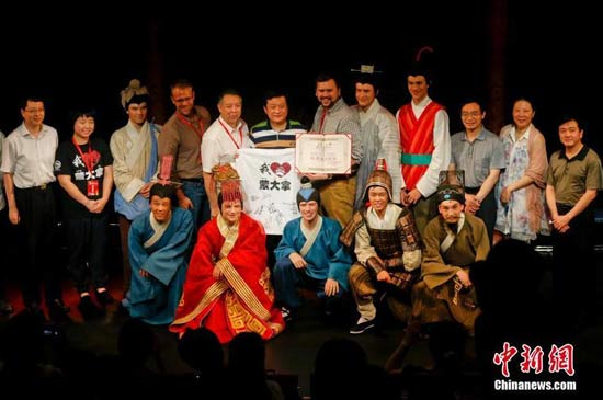 美国版《成语魔方》首演 美国学生中文演绎成语故事