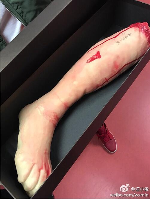 女歌手演出前20分钟收到礼物 打开一看血淋淋的差点吓死了