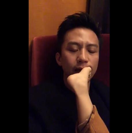 邓超给女儿唱歌却被脚堵住嘴生无可恋 最后喊人拿毛巾亮了
