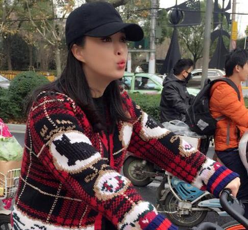 　　接二连三被嫌弃胖？华妃娘娘蒋欣调皮回击：我不胖只是....