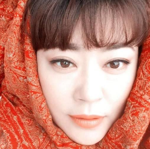 没身材没颜值又不多金，却离婚带娃嫁给了小15岁男友