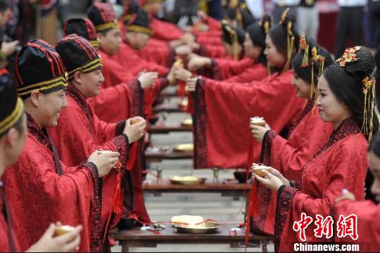 山西22对新人百年文庙举办汉式集体婚礼（图）