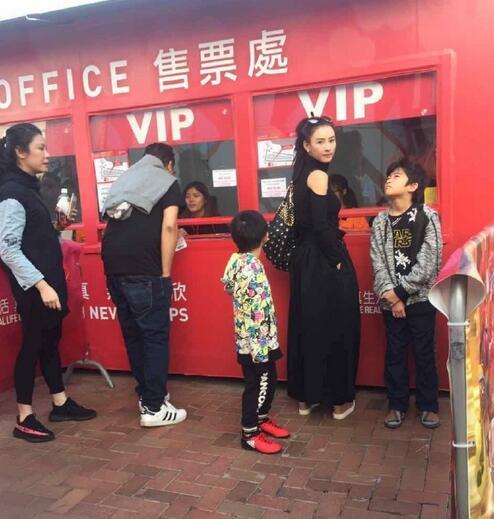 张柏芝陪两个儿子过圣诞获赞好妈妈 却因这个举动被指没素质