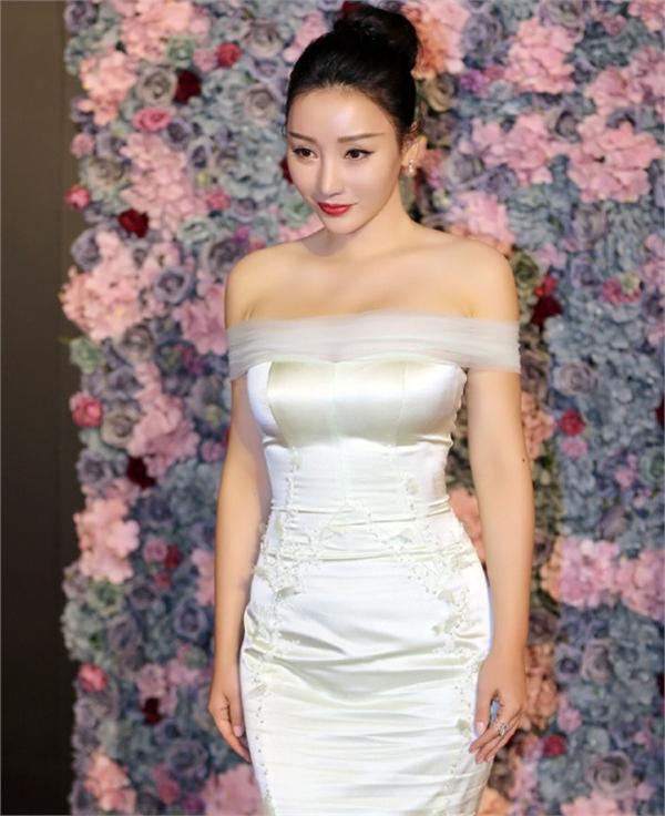 柳岩换了个新发型暴露致命缺陷 要不是这对大胸绝对认不出