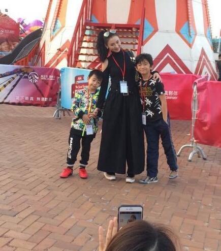 张柏芝陪两个儿子过圣诞获赞好妈妈 却因这个举动被指没素质