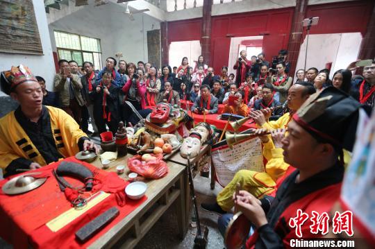 民众听傩音。 陈卫平 摄 民众听傩音。 陈卫平 摄
