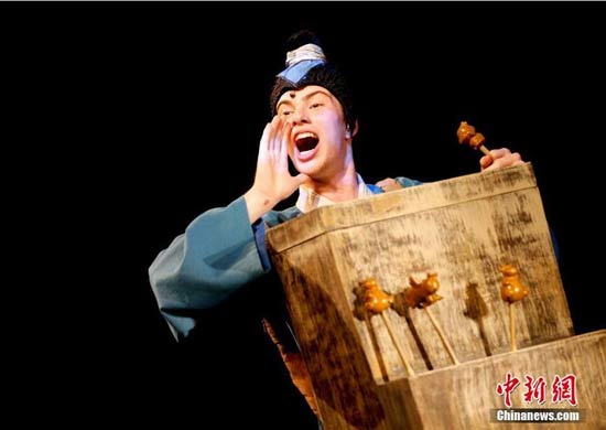 美国版《成语魔方》首演 美国学生中文演绎成语故事