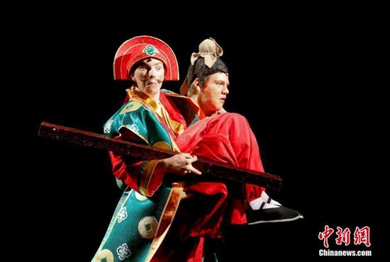 美国版《成语魔方》首演 美国学生中文演绎成语故事