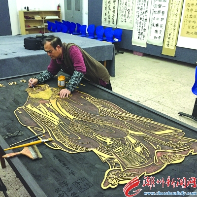 山东祭孔大典上2.5米书刻孔子像来自潮州