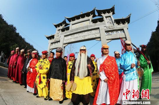 油湾村村民扮演的傩神。 陈卫平 摄 油湾村村民扮演的傩神。 陈卫平 摄