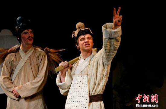 美国版《成语魔方》首演 美国学生中文演绎成语故事