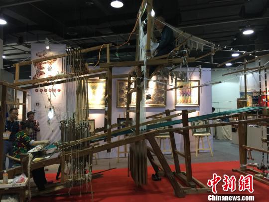 图为南京云锦织造技艺现场展现。　施佳秀 摄