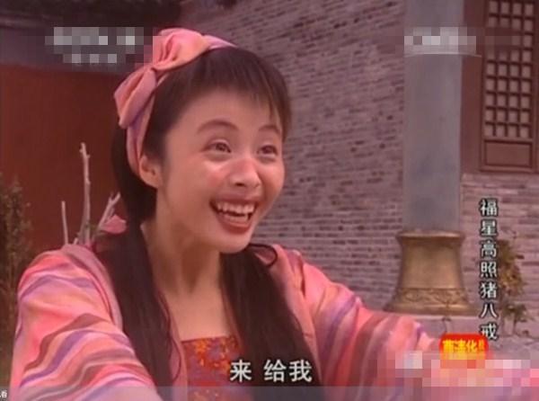  她与大23岁影帝相爱8年却遭抛弃 被指小三转正婚礼不见新郎  在娱乐圈中有这样一种女演员，她们扮起丑来能丑哭观众，而素颜起来又能美哭众人，这也许就叫真正的演技派美女，比如杨若兮。也许你不是很熟悉这个名字，但你肯定看过她演的电视剧，属于那种“看着脸熟却叫不上名”系列。这几年她渐渐隐退娱乐圈，安心相夫教子享受家庭生活，也算是历经坎坷之后终于收获了幸福。  杨若兮是个人如其名的曼妙女子，身材娇小五官水灵，一张小圆脸加一对酒窝，笑起来十分甜美。虽然自15岁出道以来拍了五六十部类型多样的影视剧，但大家对她主要印象还是集中在古装片上，毕竟古典气质太出众，饰演的角色也都深入人心。比如18岁在《康熙微服私访记1》里饰演小丫鬟坠儿，古灵精怪又温柔纯情：  2000年在《康熙微服私访记3》里一人分饰两姐妹：铁珠儿&铁铃儿，两个角色都拿捏得十分到位：  同一年又和张国立合作演了《财神到》，在里面饰演戏份颇重的宝妹，笑起来俏皮可爱：  除此之外，她还是《三少爷的剑》里演了苗小丽、《济公传奇》里的林富贵、《大醉侠》里的米小婉，《剑出江南》里的晓萤郡主……直到2003年，她才迎来自己的第一部正式女主角的戏《素女的故事》，在里面饰演素女何仙姑。  在杨若兮的演员生涯中，首先要感谢的可能是张国立，当年她被张国立力捧，所以之后才在古装剧中大放异彩。其次，她还得感谢著名演员刘威，据悉很多电视剧都是刘威利用自己的资源帮她牵线搭桥的。张国立和她是单纯的伯乐与千里马的关系，而刘威和她当时则是恋人关系。  刘威出生于1957年，31岁凭借《关中女侠》获得第8届中国电影金鸡奖最佳男主角提名以及第10届小百花奖故事片优秀男主角，35岁凭借出演《唐明皇》中的李隆基获得第10届金鹰奖视帝，45岁凭借《疑案忠魂》获得第10届华表奖影帝，是个诸多桂冠加身的实力派男演员。而杨若兮比刘威小23岁，他拿影帝的时候她才刚刚获得演女一号的机会，两人不管是年龄还是名气，都相差甚远。所以当两人的恋情一曝光，随即引起巨大的轰动。  不过，这段忘年恋持续了快8年，最后却以一种出人意料的方式惨淡收场了。2007年，在刘威担任制片人的电视剧《北平往事》发布会上，杨若兮大声宣布“我和刘威分手了”，随后泣不成声大哭了一场。原来，刘威当时突然消失，只留下一封信就去了美国，连电话号码也换了，杨若兮根本联系不到他。直到第二年刘威带着妻子儿子重新曝光，杨若兮才有了他的消息。对于两人分手的原因，有传闻称是因为刘威年纪已大想要结婚生子，但杨若兮正年轻想要打拼事业，刘威无奈远走美国，不过这个说法并未获得当事人正面回应。  男友突然失踪，8年恋情说完就完，再听到消息对方已经结婚生子，这对任何一个女人来说都是晴天霹雳。杨若兮为此消沉很久，一度暴瘦，还传出过看破红尘要出家的新闻。后来她慢慢从感情煎熬中走出来，但接下来的一段感情却又让她陷入舆论漩涡。  据悉，2009年杨若兮拍了电视剧《历史的进程》，导演是连奕名，而当时连奕名刚好在闹离婚，因此外界纷纷传言是因为杨若兮插足。2年后，杨若兮确实和连奕名低调结婚了，所以“小三说”传得更加凶猛了，许多知名媒体都报道了此事：  更离奇的是，杨若兮与连奕名举行婚礼时，媒体报道称整个婚礼现场没有摆放一张新人的结婚照片，连新郎也不知所踪，只剩杨若兮独撑场面，最后其他媒体纷纷跟风转发报道，“杨若兮小三转正婚礼却不见新郎”的标题漫天飞。随后，连奕名工作室发出一张声明，承认其本人确实已经和杨若兮完婚，但“婚礼不见新郎”却是子虚乌有的谣言：  小三不小三外人不好评说，毕竟娱乐圈分分合合的故事太多，无论谁对谁错，如今时过境迁都没有追究的必要，生活还是要向前看。而对于杨若兮来说，经历了一段痛不欲生的感情之后终于收获了一份安稳的幸福，如今还当了母亲，也算是苦尽甘来了，祝福她！