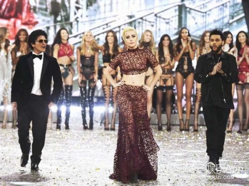 维秘三位歌手人手一双恨天高,却还够不着模特的脖子