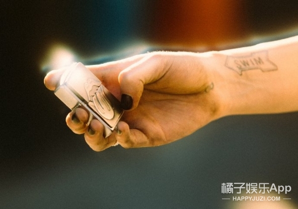 暮光女大跳钢管舞,帅T耍酷、玩性感都