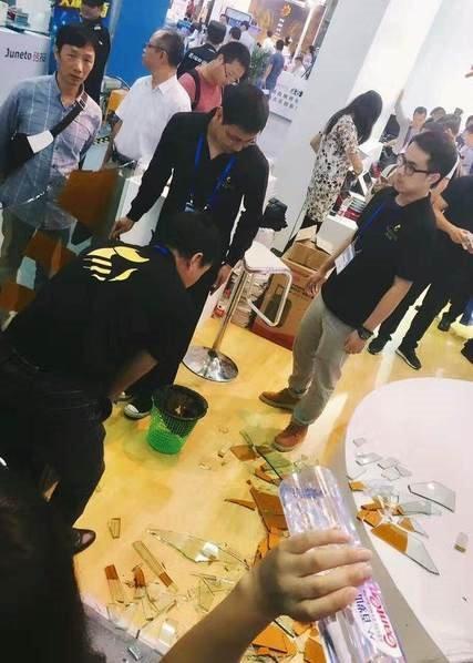 深圳高交会现机器人伤人事件：猛砸展柜玻璃 砸伤路人