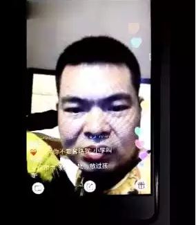 小马云上直播：粉丝狂刷礼物 面对镜头不知所措！