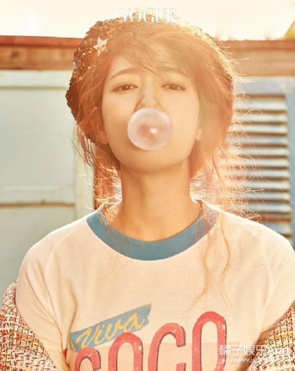 \ 香奈儿好几年不出T恤,一出立马就成了爆款,明星们都抢着穿