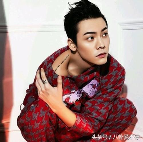 权志龙和陈伟霆同框比帅,被说输惨了,但你看到他的新纹身了吗?