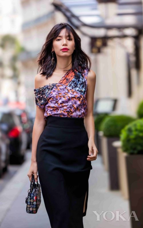 时尚主播Linda巴黎Dior街拍曝光 深V斜肩小露性感