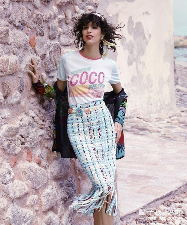 \ 香奈儿好几年不出T恤,一出立马就成了爆款,明星们都抢着穿