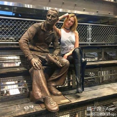 这条KK穿的“开裆裤”太酷,除了RIRI联名设计款外还能有谁这么大胆!