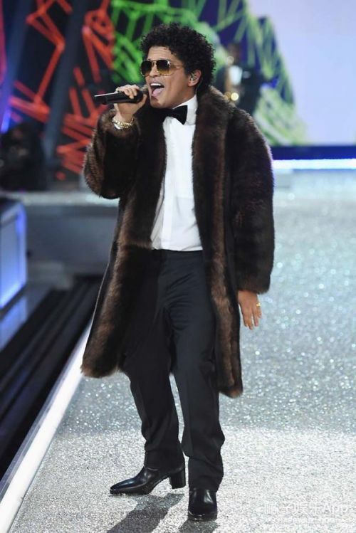 维秘三位歌手人手一双恨天高,却还够不着模特的脖子