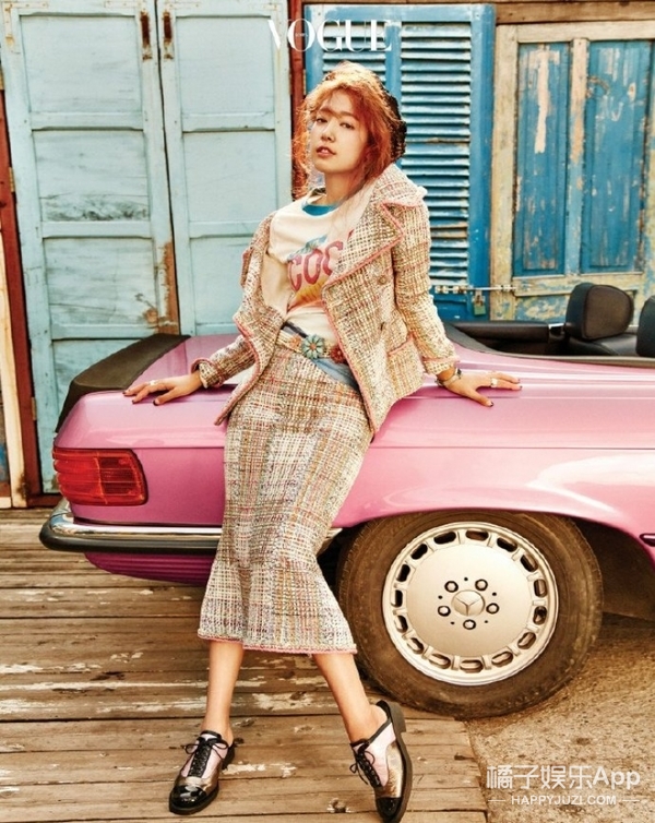 \ 香奈儿好几年不出T恤,一出立马就成了爆款,明星们都抢着穿