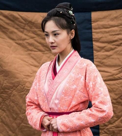 郑爽重回热搜榜 却因新剧发型太丑被吐槽!