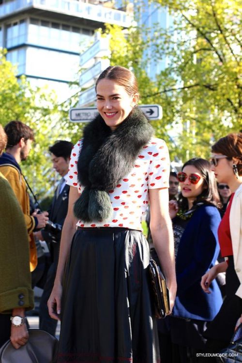 从平凡到惊艳,名媛大咖造型都靠这条皮草围脖!