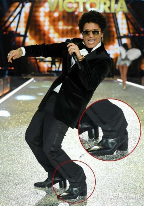 维秘三位歌手人手一双恨天高,却还够不着模特的脖子