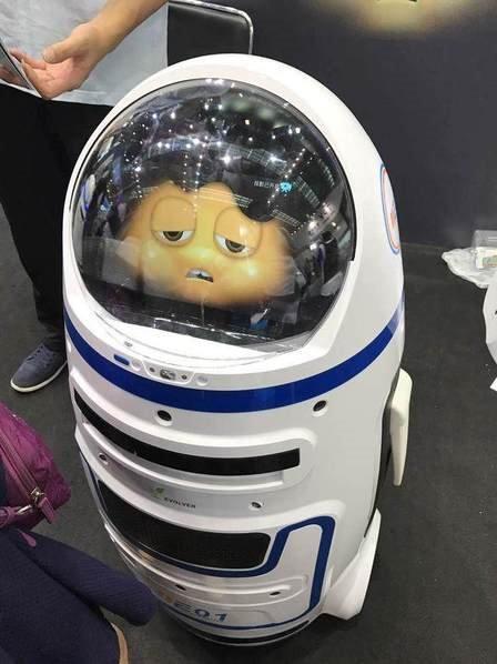 深圳高交会现机器人伤人事件：猛砸展柜玻璃 砸伤路人