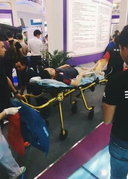 深圳高交会现机器人伤人事件：猛砸展柜玻璃 砸伤路人