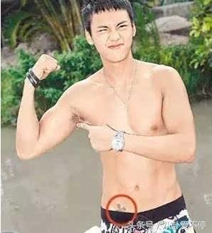 权志龙和陈伟霆同框比帅,被说输惨了,但你看到他的新纹身了吗?