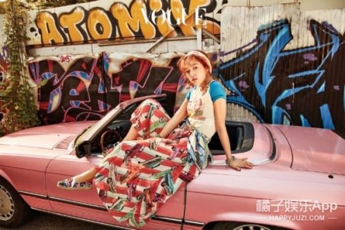 \ 香奈儿好几年不出T恤,一出立马就成了爆款,明星们都抢着穿