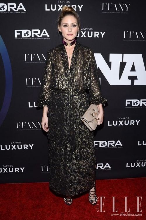 蕾哈娜现身鞋履设计大奖 运动style还得向她看齐!