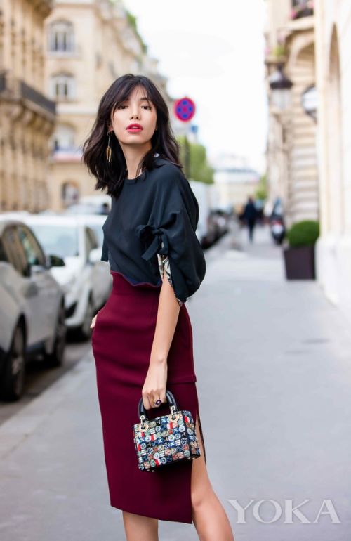 时尚主播Linda巴黎Dior街拍曝光 深V斜肩小露性感