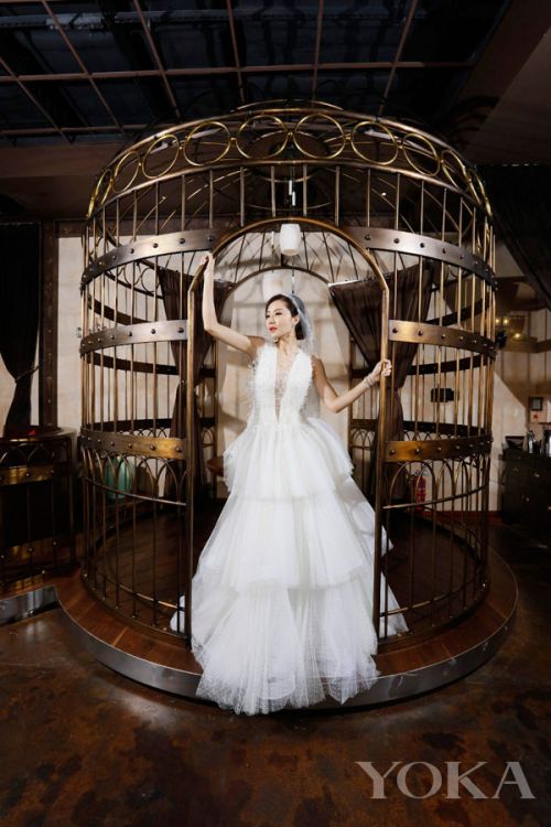 熊黛林把婚纱照拍成恋爱电影 黑色反骨自带女王范儿