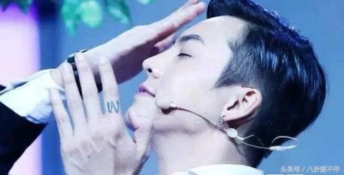 权志龙和陈伟霆同框比帅,被说输惨了,但你看到他的新纹身了吗?