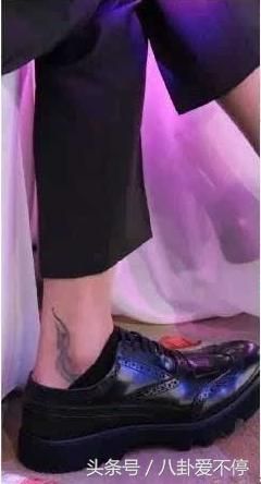 权志龙和陈伟霆同框比帅,被说输惨了,但你看到他的新纹身了吗?