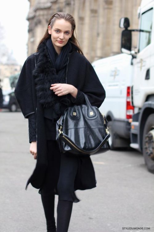 从平凡到惊艳,名媛大咖造型都靠这条皮草围脖!