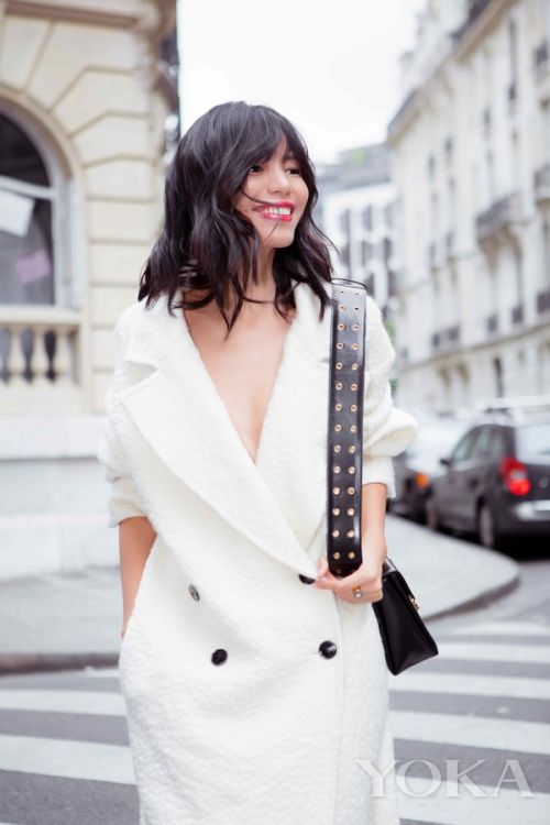 时尚主播Linda巴黎Dior街拍曝光 深V斜肩小露性感