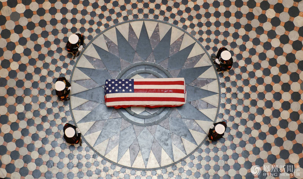 美国首位绕地球飞行宇航员约翰·格伦葬礼现场