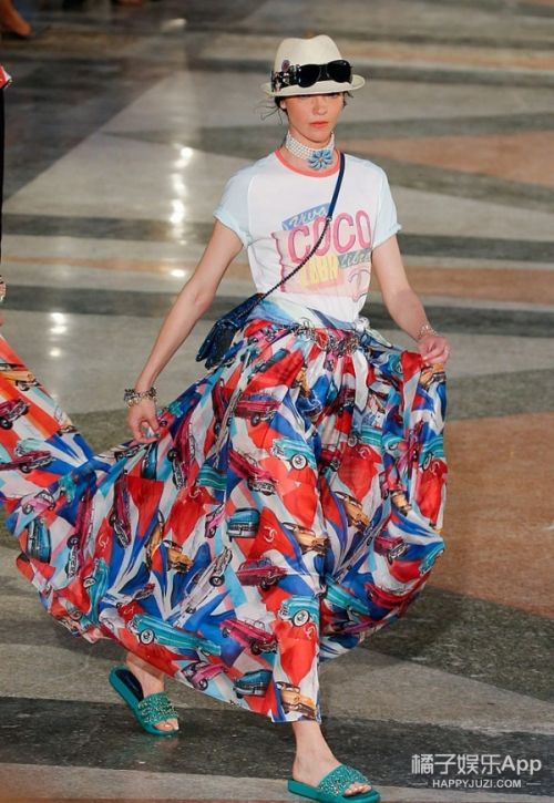 \ 香奈儿好几年不出T恤,一出立马就成了爆款,明星们都抢着穿