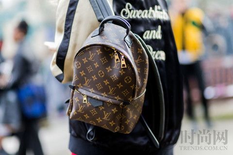 说到冬天最完美的包包,那必须是一款美美的双肩包!