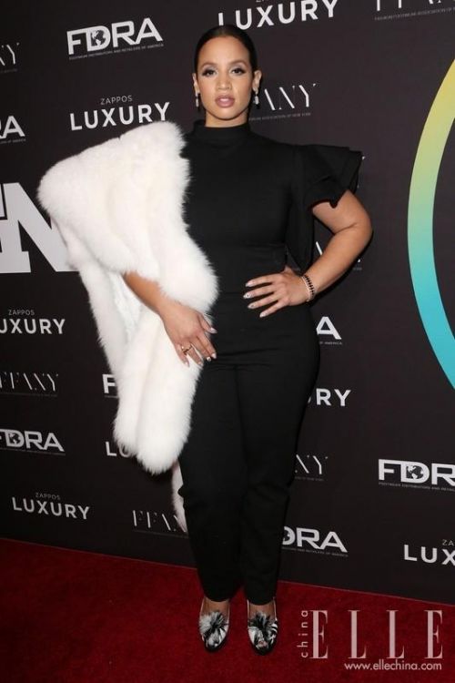 蕾哈娜现身鞋履设计大奖 运动style还得向她看齐!